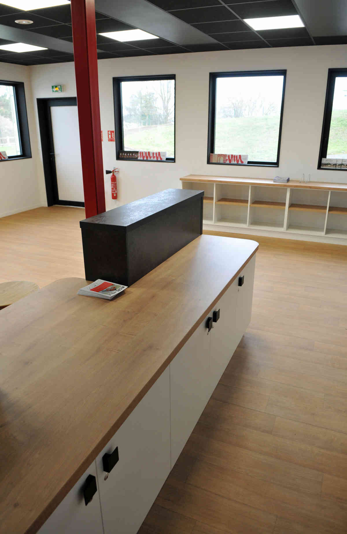 Fabrication puis agencement banque d'accueil sur mesure - Dreux (28)