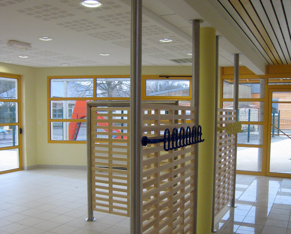 Fabrication claustra bois en érable, fourniture et pose d'un porte-manteau Normbau dans un réfectoire d'école primaire - Abondant (28). Pose faux-plafond Gyptone acoustique.