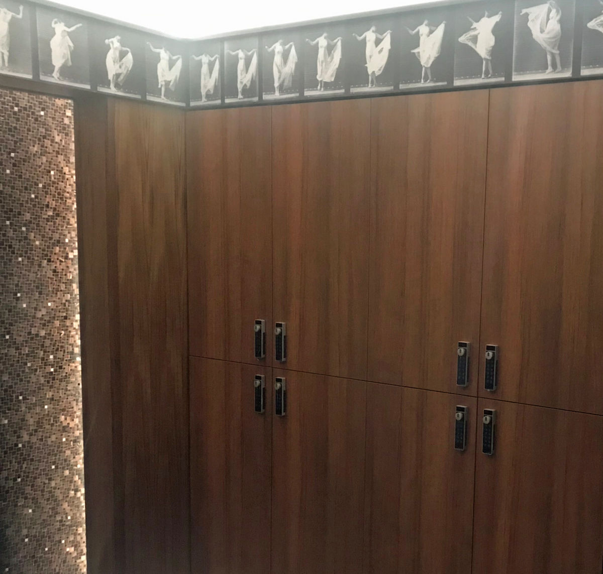 Fabrication et pose d'un vestiaire bois stratifié teck avec système de serrure Safe-O-Tronic pour casier, au sein d'un espace spa bien-être - Hotel d'Aubusson - Paris 6