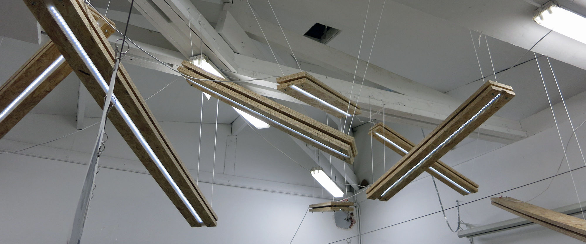 Dans le cadre de l'aménagement d'un workshop situé au sein de l'Ecole d'architecture à Paris (75), Atelier des Cinq Chênes a géré la fabrication d'une série de luminaires en panneaux de lamelles de bois.